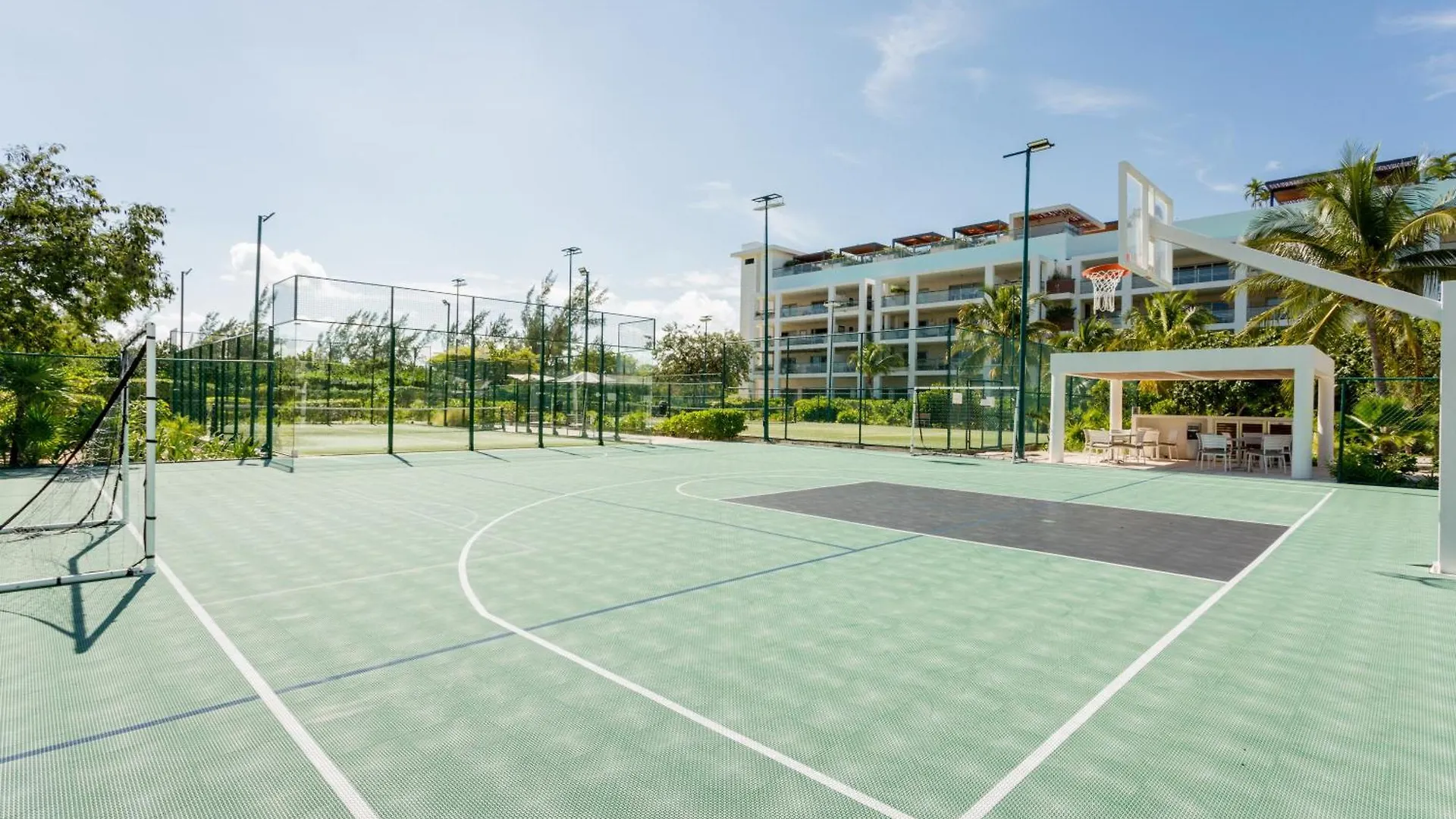 Luxury 2-Bedroom Apartment With Beach Club Access Cancún
