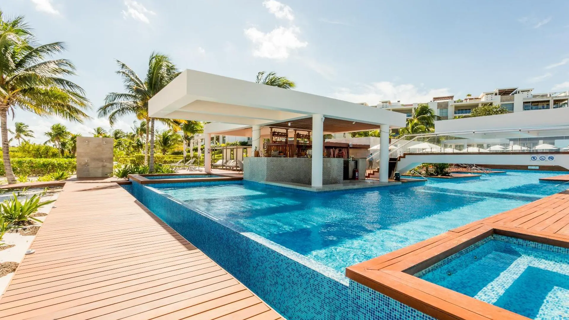 Luxury 2-Bedroom Apartment With Beach Club Access Cancun