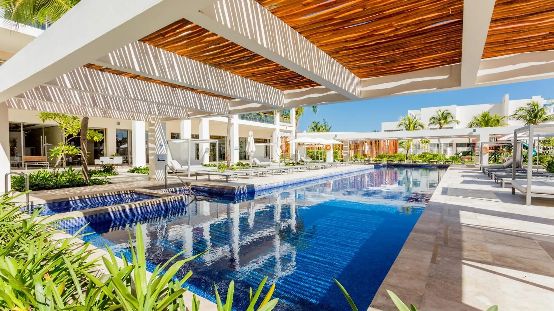 Luxury 2-Bedroom Apartment With Beach Club Access Cancun Mexico
