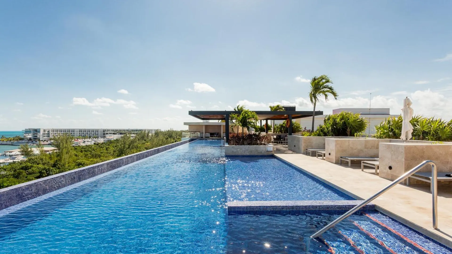 Luxury 2-Bedroom Apartment With Beach Club Access Cancun