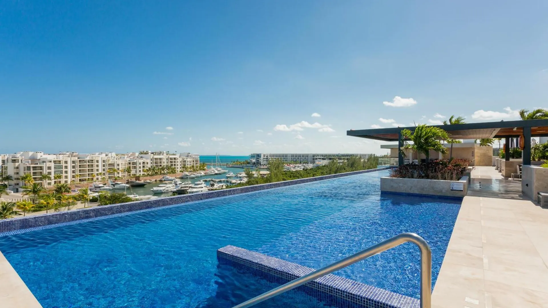 Luxury 2-Bedroom Apartment With Beach Club Access Cancun