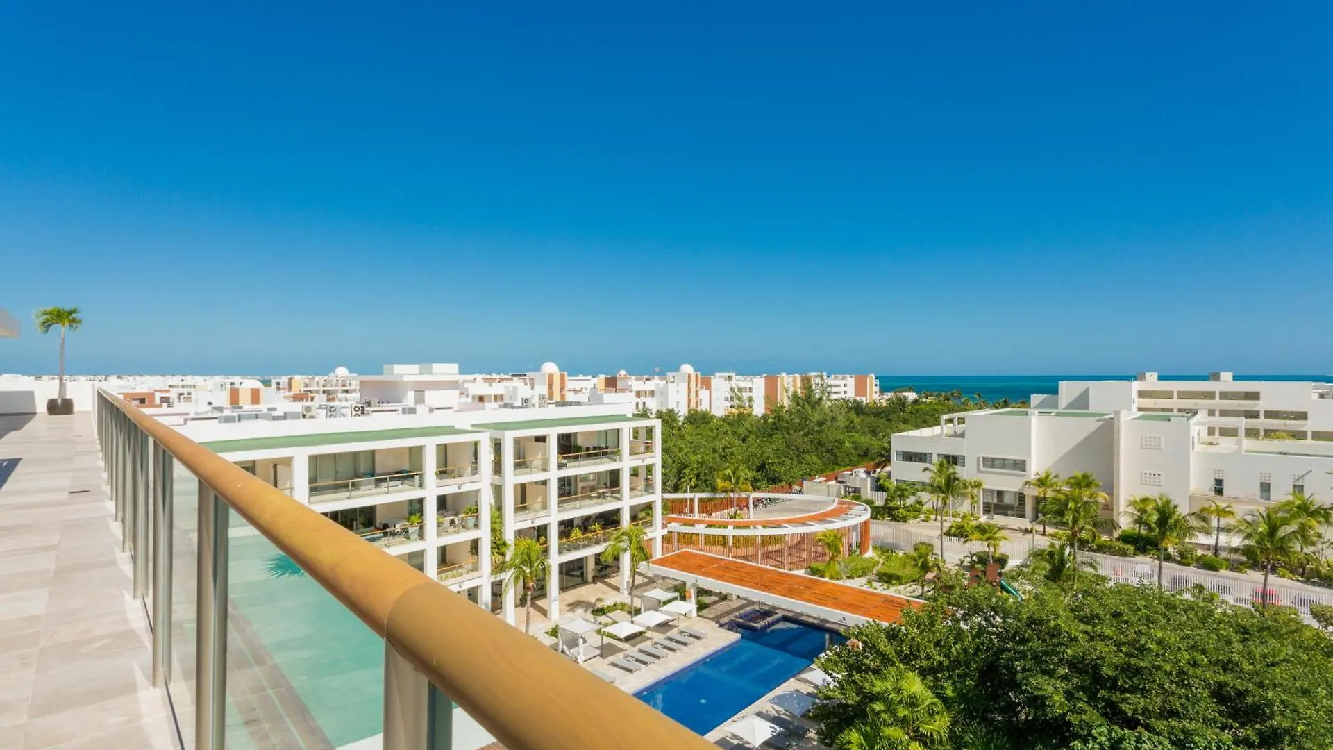 Luxury 2-Bedroom Apartment With Beach Club Access Cancun