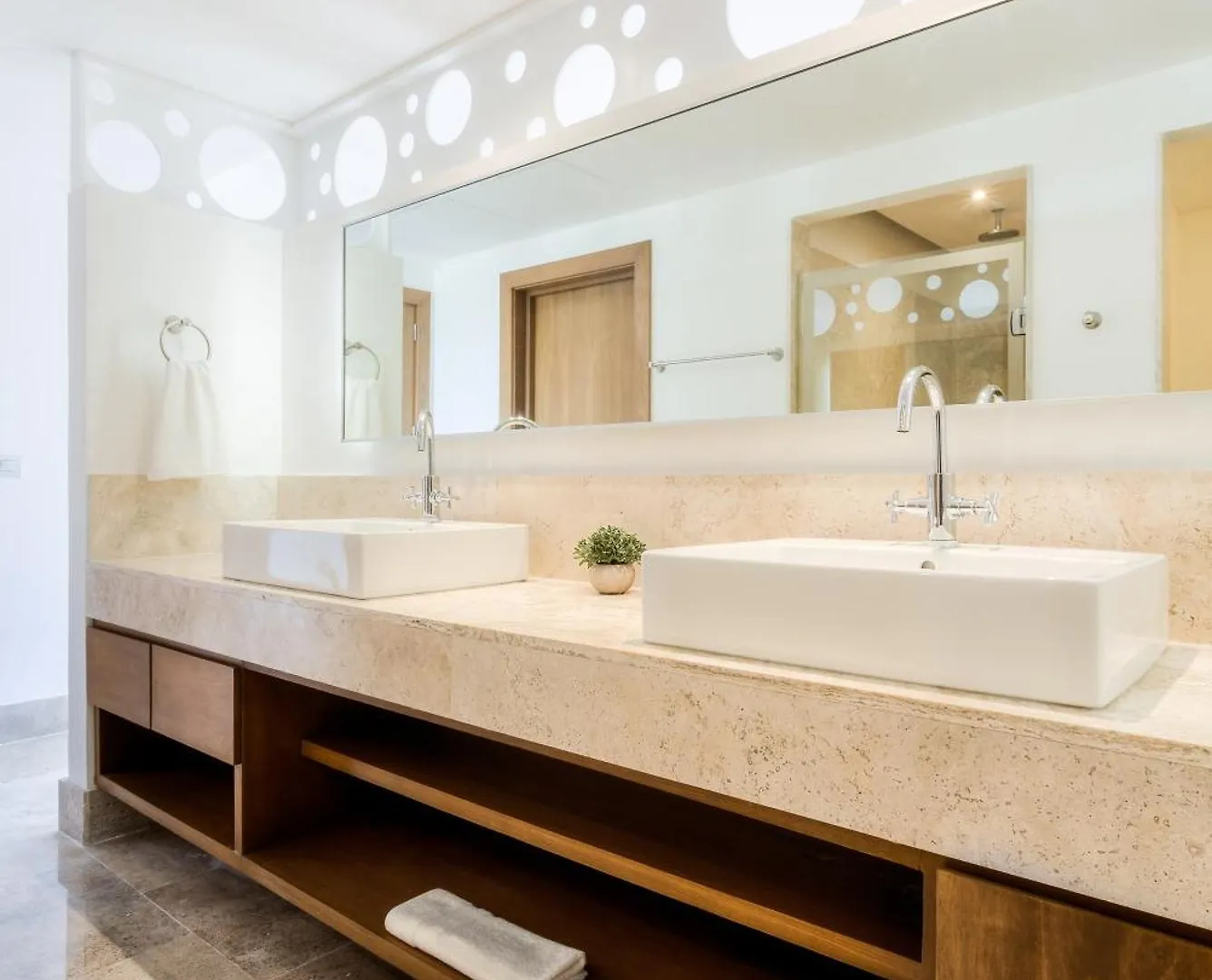 Luxury 2-Bedroom Apartment With Beach Club Access Cancun