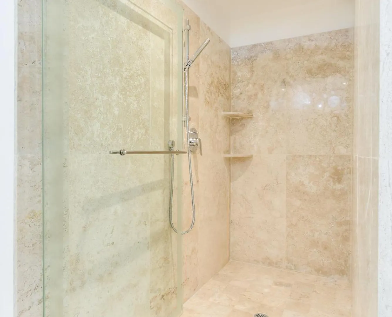 Luxury 2-Bedroom Apartment With Beach Club Access Cancun