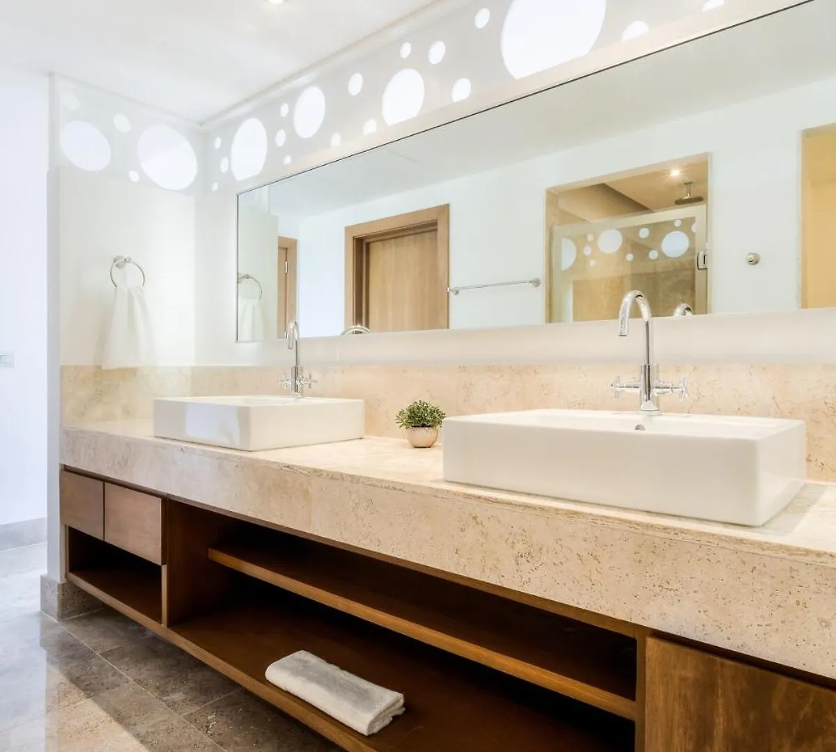 Luxury 2-Bedroom Apartment With Beach Club Access Cancun