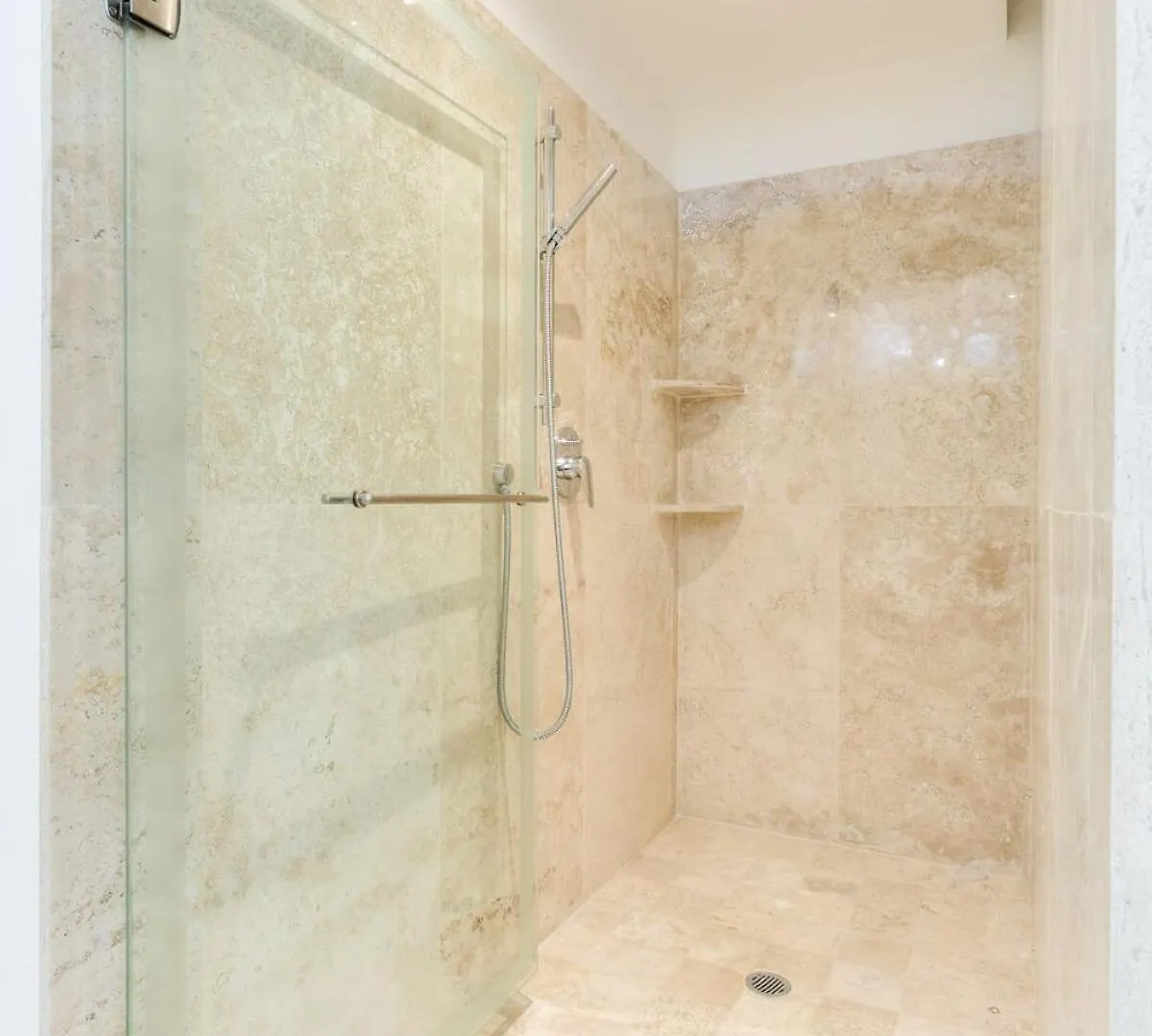 Luxury 2-Bedroom Apartment With Beach Club Access Cancun